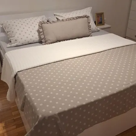 Elena Apartmán